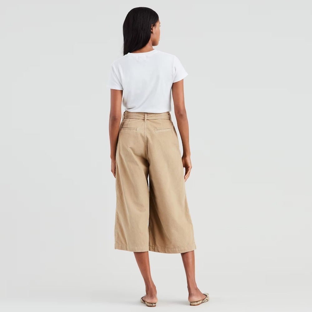 Levis pleated Corduroy wide leg pants size 28 ****not new***